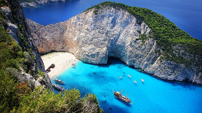 golf in the sea at Zakinthos, Greece proposed by the Telegraph proposes 15 Greek islands for this summer vacation